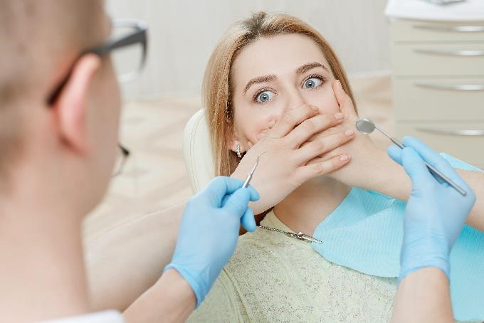 ما الفرق بين طربوش الاسنان البورسلين والزيركون؟ هل تركيب طربوش الأسنان مؤلم؟